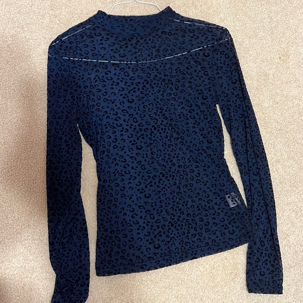Long sleeve leopard print mesh top!